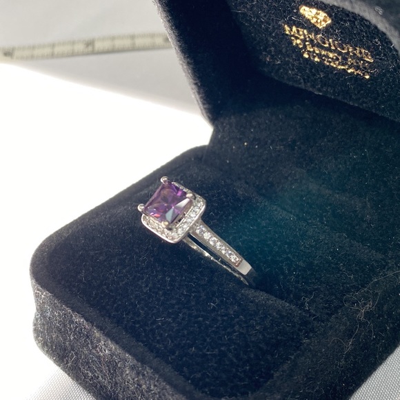 Beautiful purple and clear cubicle zirconia stone ring - Picture 4 of 12